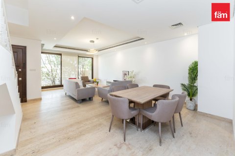 טאונהאוס למכירה ב Dubai, איחוד האמירויות 4 חדרי שינה, 156 מ"ר, מספר 722129 - תמונה 2