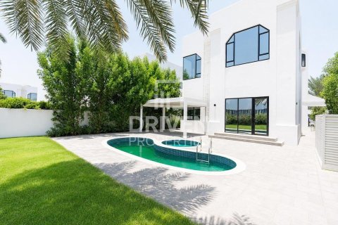 Vilë në Jumeirah, Dubai, Emiratet e Bashkuara Arabe 5 dhoma gjumi, 341.6 m2. № 746355 - Foto 1