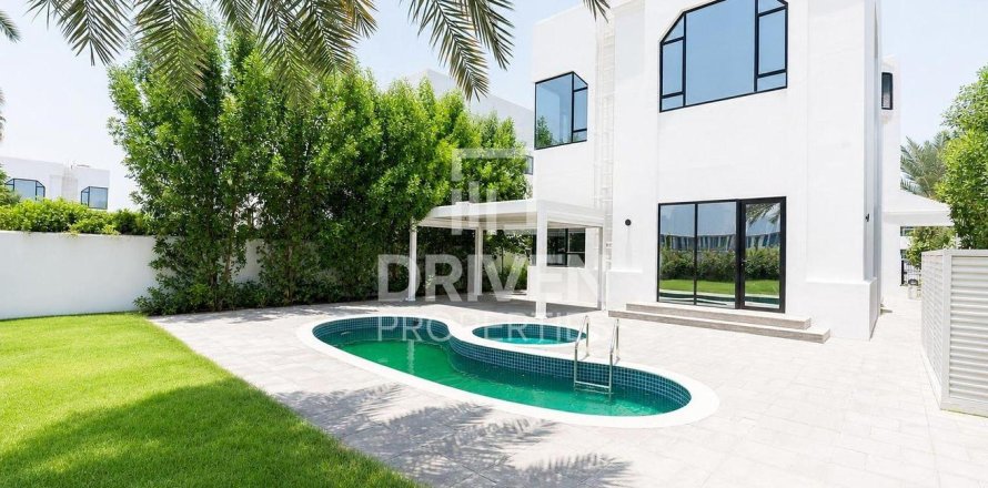 Vilë në Jumeirah, Dubai, Emiratet e Bashkuara Arabe 5 dhoma gjumi, 341.6 m2. № 746355