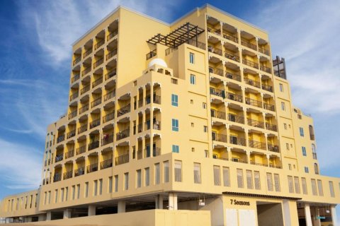 Apartment in Al Warsan, Dubai, UAE 2 bedrooms, 117 sq.m. № 631138 - photo 1