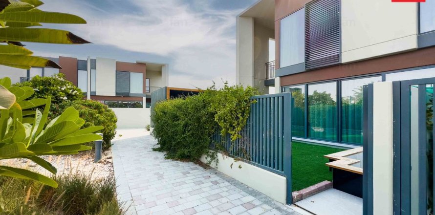 Rijtjeshuis in Dubai, VAE 4 slaapkamers, 252 vr.m. nr 714907