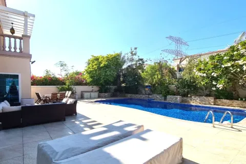Villa en alquiler en Jumeirah Village Triangle, Dubai, EAU 3 dormitorios, 652 m2 № 650003 - foto 1
