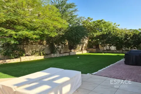 Villa en alquiler en Jumeirah Village Triangle, Dubai, EAU 3 dormitorios, 652 m2 № 650003 - foto 11