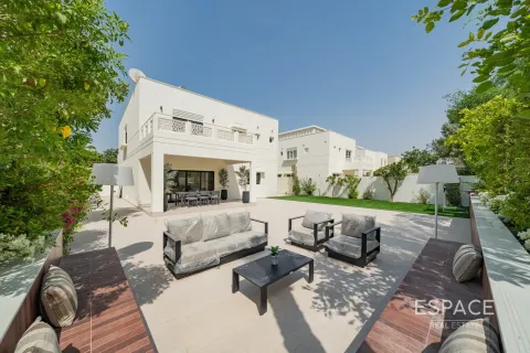 Villa en venta en Meadows, Dubai, EAU 4 dormitorios, 373 m2 № 649506 - foto 1
