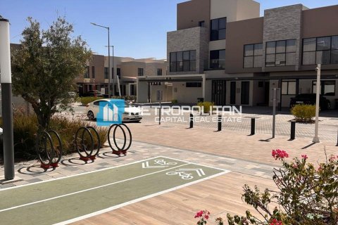 Abu Dhabi、UAE にあるタウンハウスの賃貸物件 3ベッドルーム、156.4 m2、No658640 - 写真 3