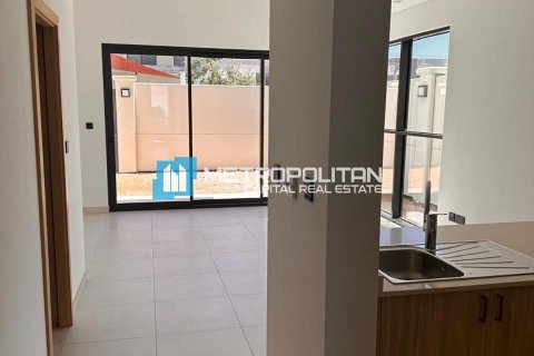 Abu Dhabi、UAE にあるタウンハウスの賃貸物件 3ベッドルーム、156.4 m2、No658640 - 写真 2