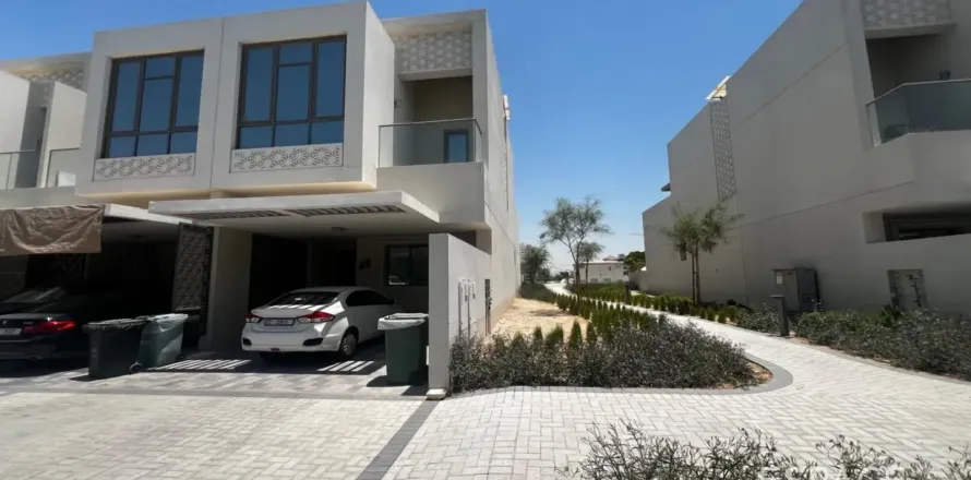 Вилла Al Furjan, Дубай, БАӘ-да 4 жатын бөлмелер, 242 м² № 738246