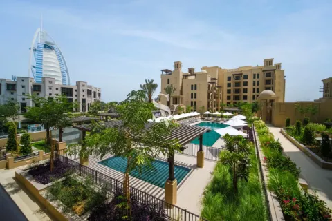 Huoneisto Umm Suqeim, Dubai, Arabiemiraatit 4 makuuhuonetta, 247 m2 № 669482 - kuva 3