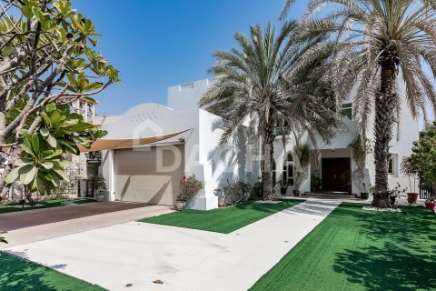 Vila v Jumeirah Islands, Dubai, SAE 4 spálne, 506 m2 č. 766084