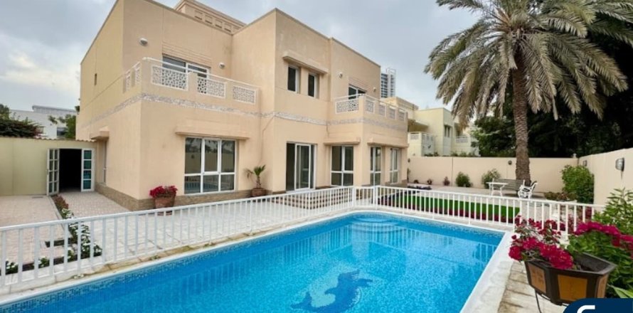 Villa in Meadows, Dubai, UAE 6 bedrooms, 457 sq.m. № 671438