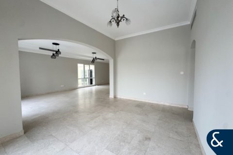 Villa in Meadows, Dubai, UAE 6 bedrooms, 457 sq.m. № 671438 - photo 8