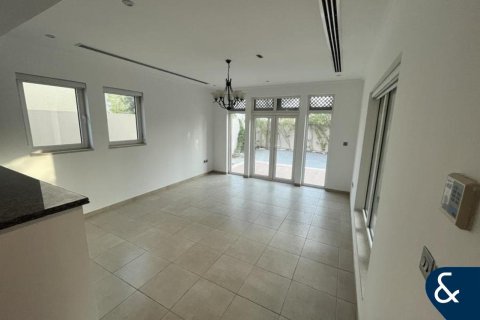 فيلا للبيع في Jumeirah Park، دبي، الإمارات العربية المتحدة 3 غرفة نوم ، 285 متر مربع ، رقم 666234 - صورة 2