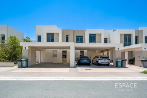 Kuća u nizu u Dubai, UAE 4 spavaćih soba, 218 m2 Br. 737913 - fotografija 1