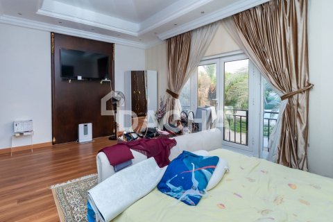 Villa in Motor City, Dubai, UAE 5 bedrooms, 399 sq.m. № 707175 - photo 16
