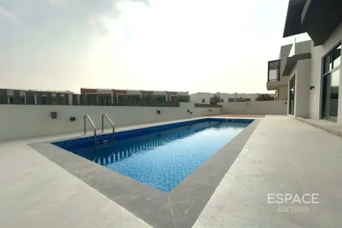 Kaupunkipientalo Al Furjan, Dubai, Arabiemiraatit 6 makuuhuonetta, 601 m2 № 650115 - kuva 1