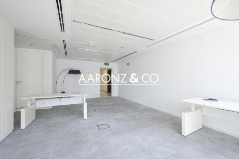 Office in Jumeirah Lake Towers, Dubai, UAE 107 sq.m. № 642137 - photo 3