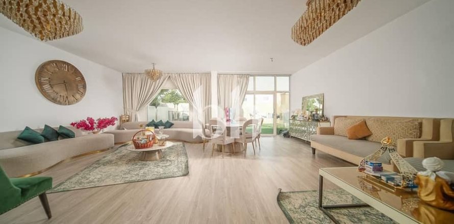 Shtëpi në qytet në Al Reef, Abu Dhabi, Emiratet e Bashkuara Arabe 5 dhoma gjumi, 273 m2. № 642528