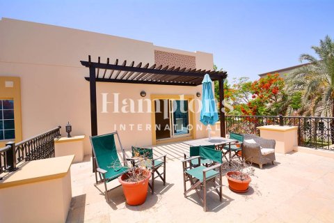 Vilă de închiriat în Emirates Hills, Dubai, EAU 5 dormitoare, 727.80210200 mp.  №651286 - poză 1