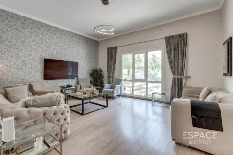 Villa in Meadows, Dubai, UAE 3 bedrooms, 307 sq.m. № 738099 - photo 2