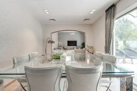 Villa in Meadows, Dubai, UAE 3 bedrooms, 307 sq.m. № 738099 - photo 6