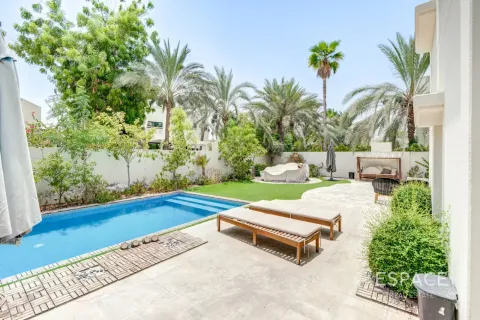 Villa in Meadows, Dubai, UAE 3 bedrooms, 307 sq.m. № 738099 - photo 19