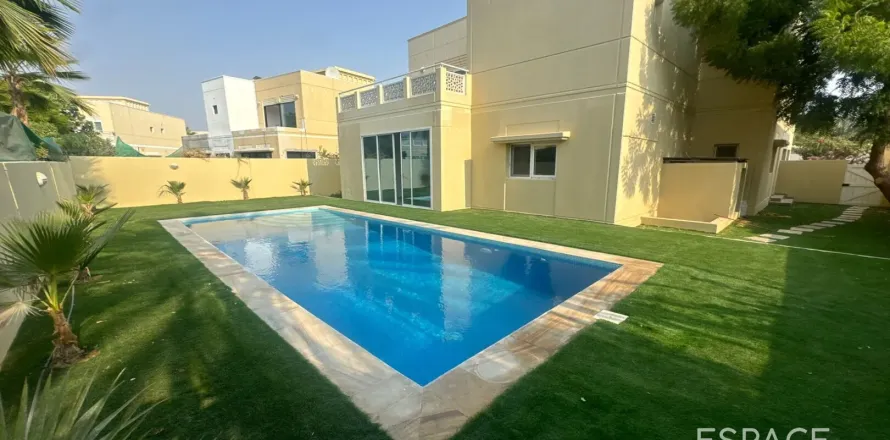 Villa in Meadows, Dubai, UAE 4 bedrooms, 390 sq.m. № 650135