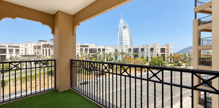 Apartamento em Umm Suqeim, Dubai, EAU 4 quartos, 261.6 m2 № 717951