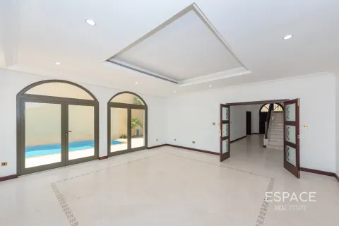 Villa te koop in Palm Jumeirah, Dubai, VAE 4 slaapkamers, 465 vr.m., nr 649696 - foto 2