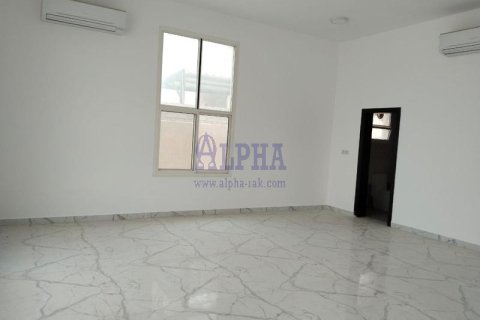 Vilë në Al Riffa, Ras Al Khaimah, Emiratet e Bashkuara Arabe 5 dhoma gjumi, 400.9 m2. № 720591 - Foto 13