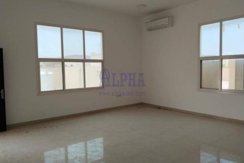 Vilë në Al Riffa, Ras Al Khaimah, Emiratet e Bashkuara Arabe 5 dhoma gjumi, 400.9 m2. № 720592 - Foto 16