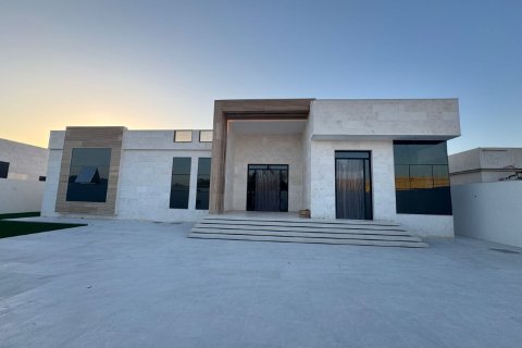 Villa à Seih Al Uraibi, Ras Al Khaimah, EAU: 4 chambres, 929 m2 № 734598