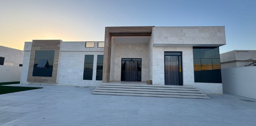 Villa i Seih Al Uraibi, Ras Al Khaimah, UAE 4 soveværelser, 929 kvm № 734598