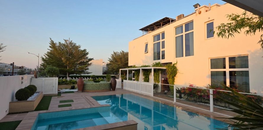 Villa asukohaga Dubai, AÜE: 4 magamistoaga, 88.1 m² Nr 689278