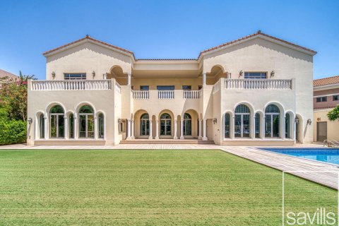 Villa in Palm Jumeirah, Dubai, UAE 6 bedrooms, 1393.17 sq.m. № 747133 - photo 1