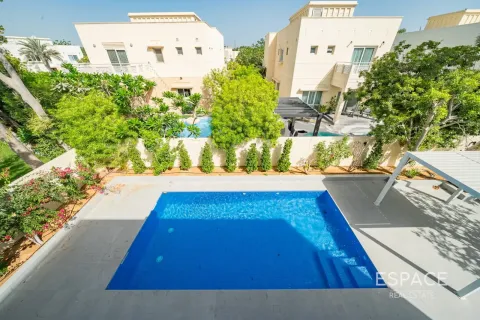 Vila u Meadows, Dubai, UAE 4 spavaćih soba, 320 m2 Br. 738281 - fotografija 17