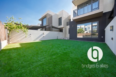 Villa in Dubai Hills Estate, UAE 3 bedrooms, 195 sq.m. № 697379 - photo 2