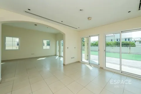 Villa in Jumeirah Village Triangle, Dubai, UAE 5 bedrooms, 372 sq.m. № 737800 - photo 2