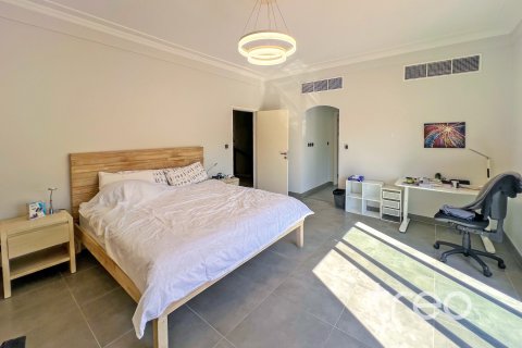 Vila di Meadows, Dubai, UAE 4 bilik tidur, 373.28 meter persegi № 733480 - foto 20