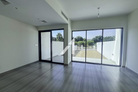 Villa in Dubai, UAE 3 bedrooms, 180 sq.m. № 647445 - photo 2
