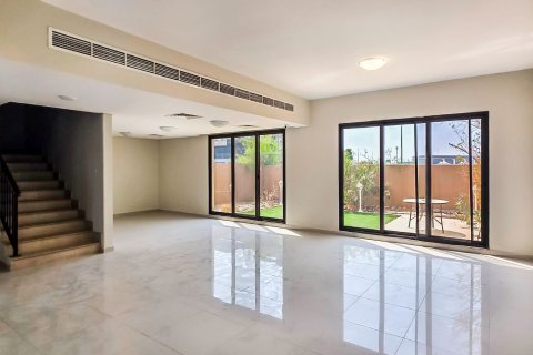 Casa urbana para arrendamento em Muwaileh Commercial, Sharjah, EAU 4 quartos, 302.96 m2 № 759807 - foto 1