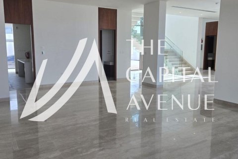 Villa zum Verkauf in Abu Dhabi, VAE 5 Schlafzimmer, 1437 m2 Nr. 652877 - Foto 3