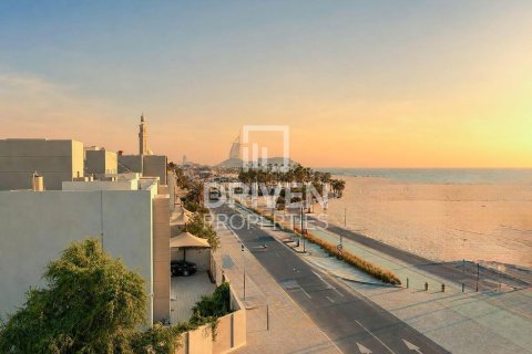 Vilë në Umm Suqeim, Dubai, Emiratet e Bashkuara Arabe 5 dhoma gjumi, 594.58 m2. № 755750 - Foto 3