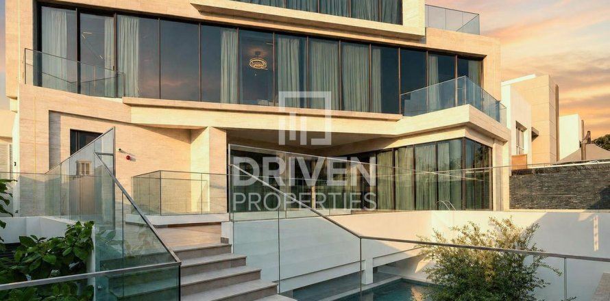 Vilë në Umm Suqeim, Dubai, Emiratet e Bashkuara Arabe 5 dhoma gjumi, 594.58 m2. № 755750