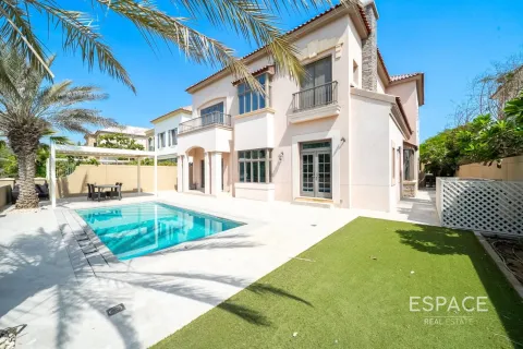 Вилла Джумейра Гольф Эстейтс, Дубай, БАӘ-да 5 жатын бөлмелер, 530 м² № 659874 - фото 1