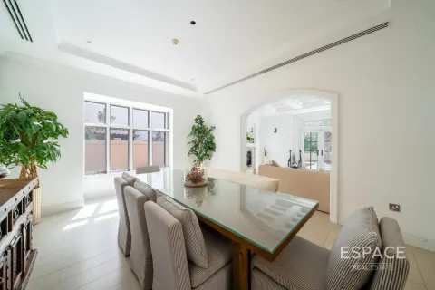 Вилла Джумейра Гольф Эстейтс, Дубай, БАӘ-да 5 жатын бөлмелер, 530 м² № 659874 - фото 7