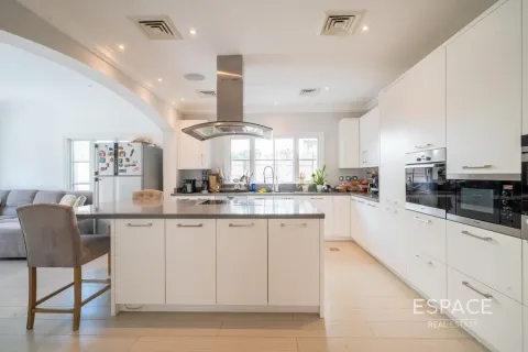 Вилла Джумейра Гольф Эстейтс, Дубай, БАӘ-да 5 жатын бөлмелер, 530 м² № 659874 - фото 9