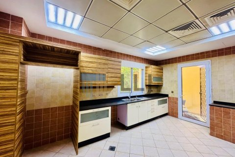 Villa para arrendamento em Al Qurm, Abu Dhabi, EAU 4 quartos, 198.3 m2 № 669068 - foto 3