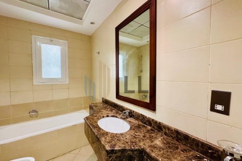 Villa para arrendamento em Al Qurm, Abu Dhabi, EAU 4 quartos, 198.3 m2 № 669068 - foto 13