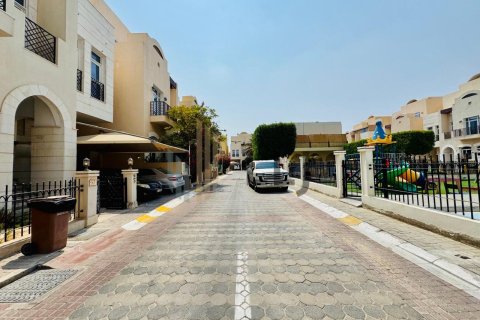 Villa para arrendamento em Al Qurm, Abu Dhabi, EAU 4 quartos, 198.3 m2 № 669068 - foto 1