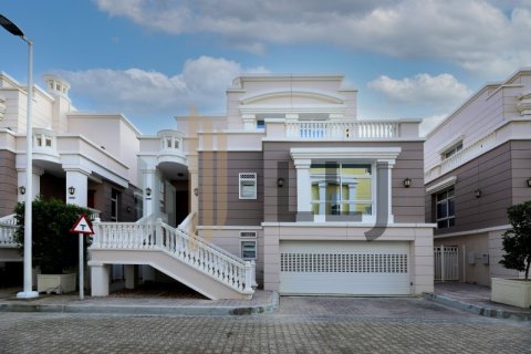 Abu Dhabi, BAE’de kiralık вилла 4 yatak odası, 681.9 m&sup2; No 669066 - fotoğraf 1
